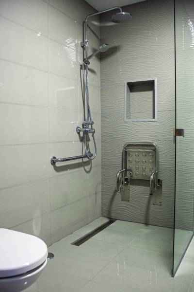 Installation d'une douche sécurisée dans la salle de bain pour les séniors et PMR à Nice dans les Alpes Maritimes