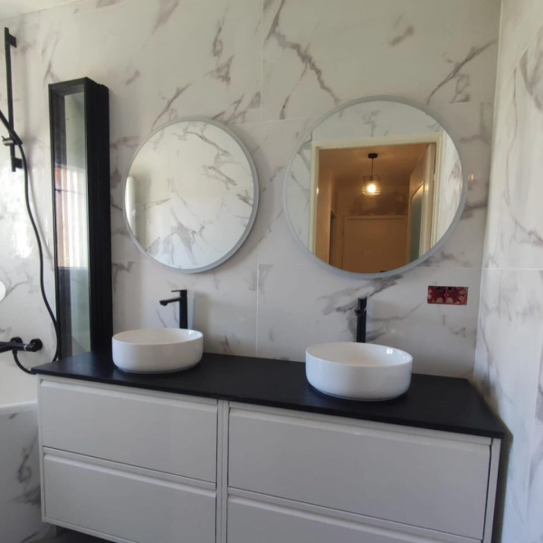 pose de deux vasques modernes et miroirs avec lumière intégrée à Roquebrune sur Argens