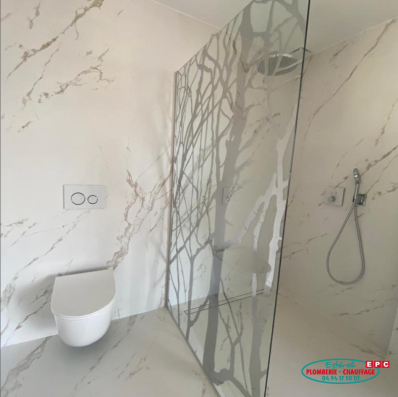 Pose WC suspendu haut de game avec douchette a antibes 06160 sur la cote d azur 